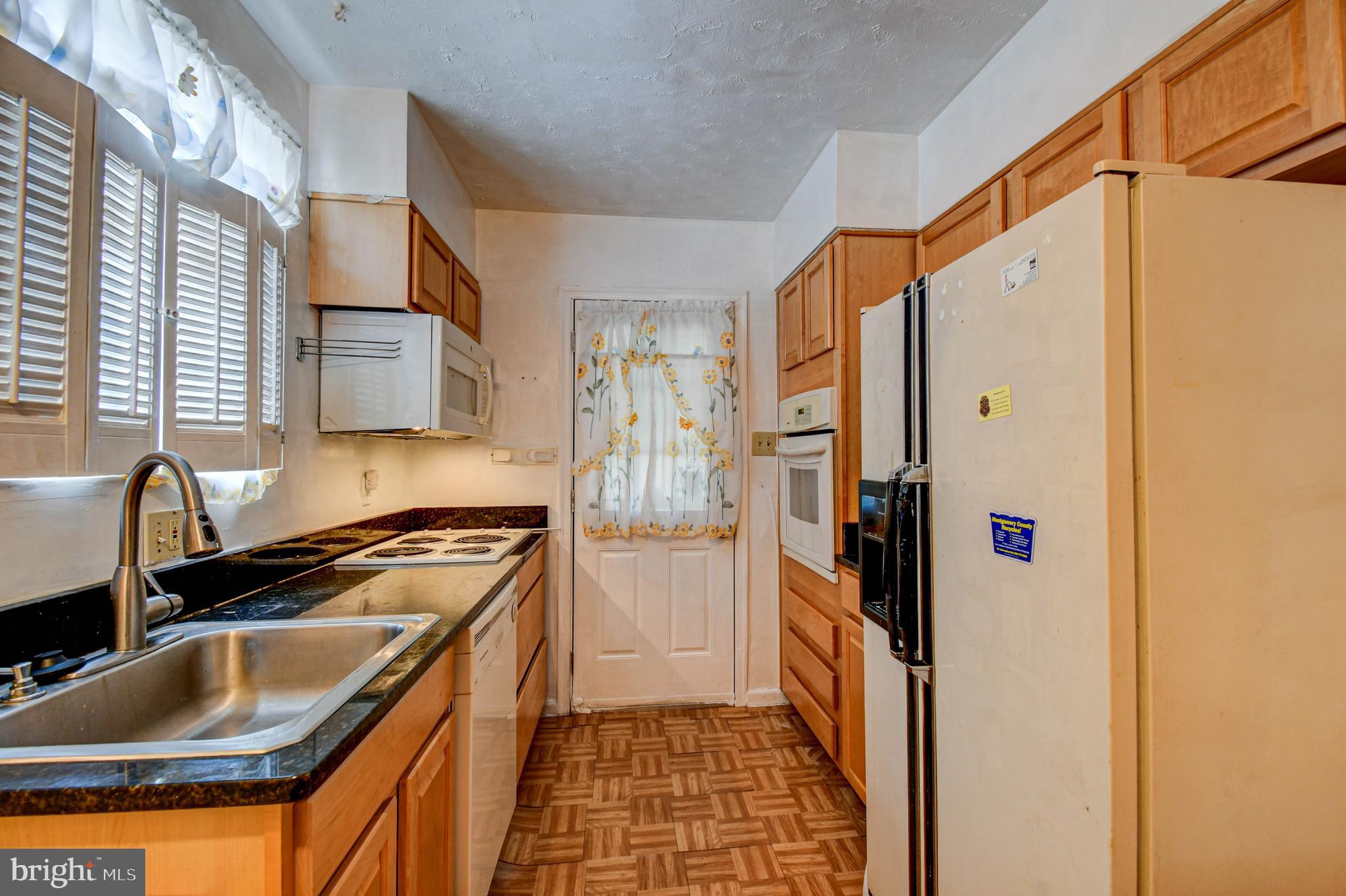 220 UNIVERSITY BOULEVARD E