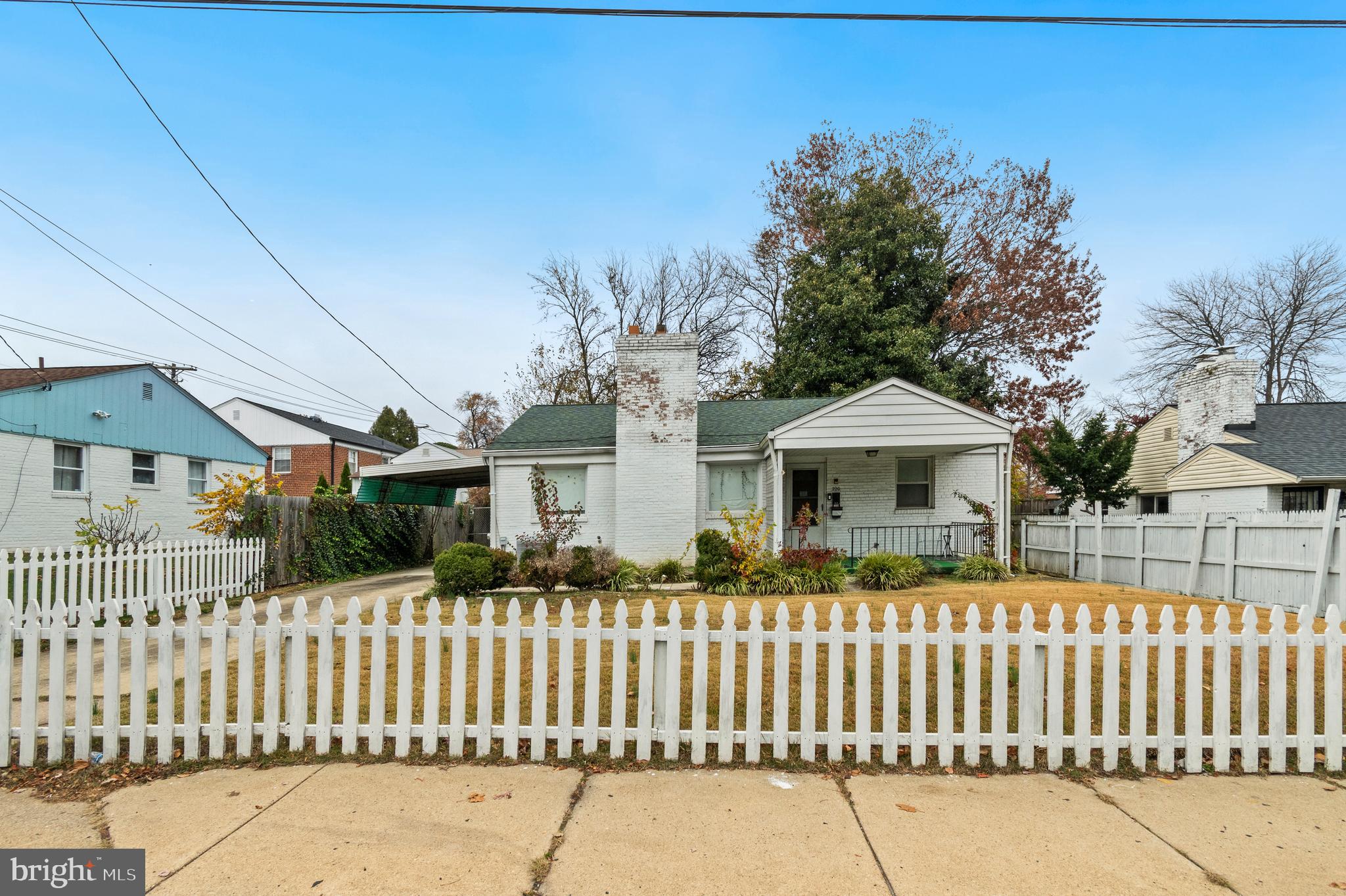 220 UNIVERSITY BOULEVARD E