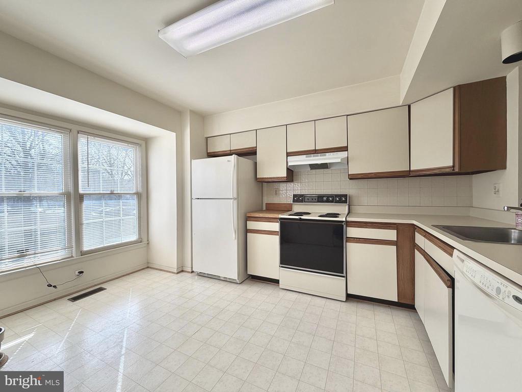 3824 SWAN HOUSE COURT