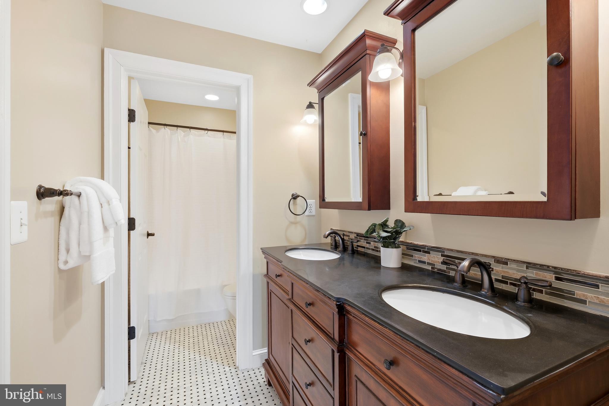 10405 SANDRINGHAM COURT