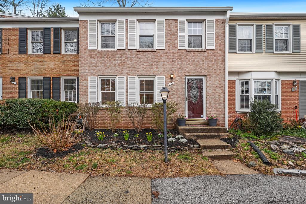 10 INGLESIDE COURT