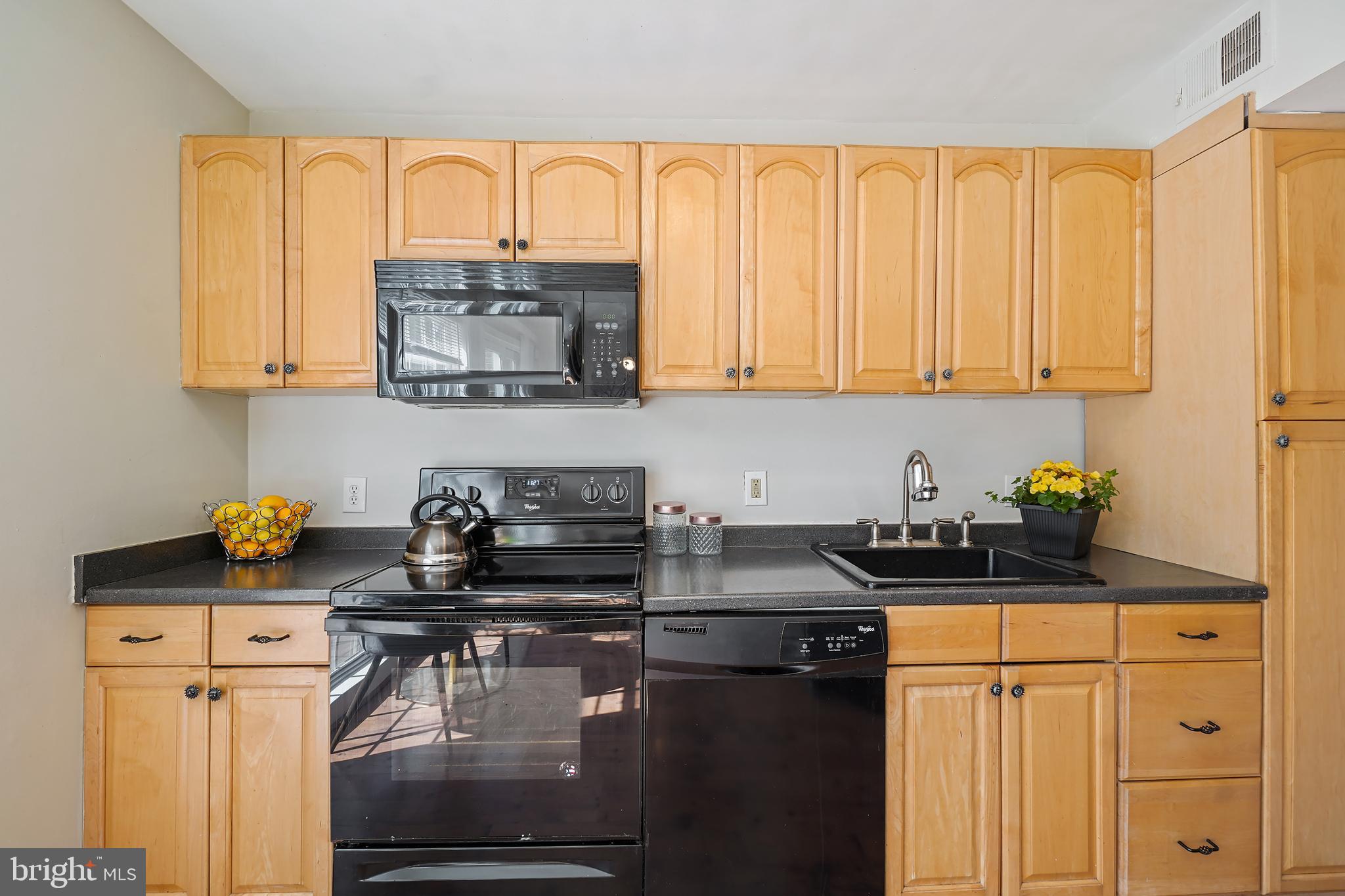 10 INGLESIDE COURT