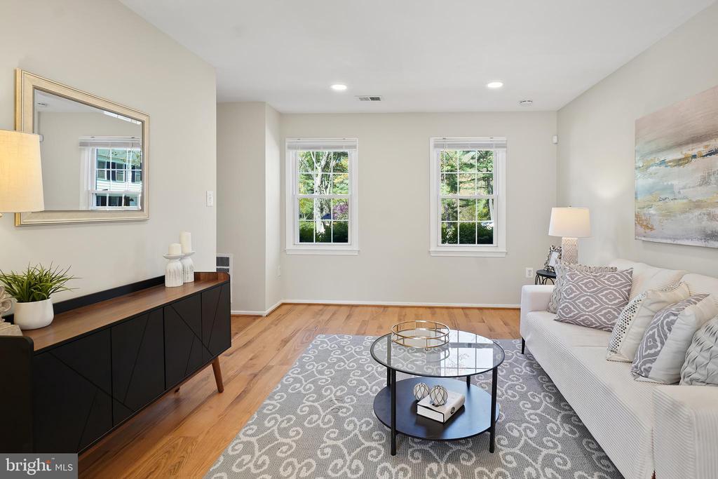 10 INGLESIDE COURT