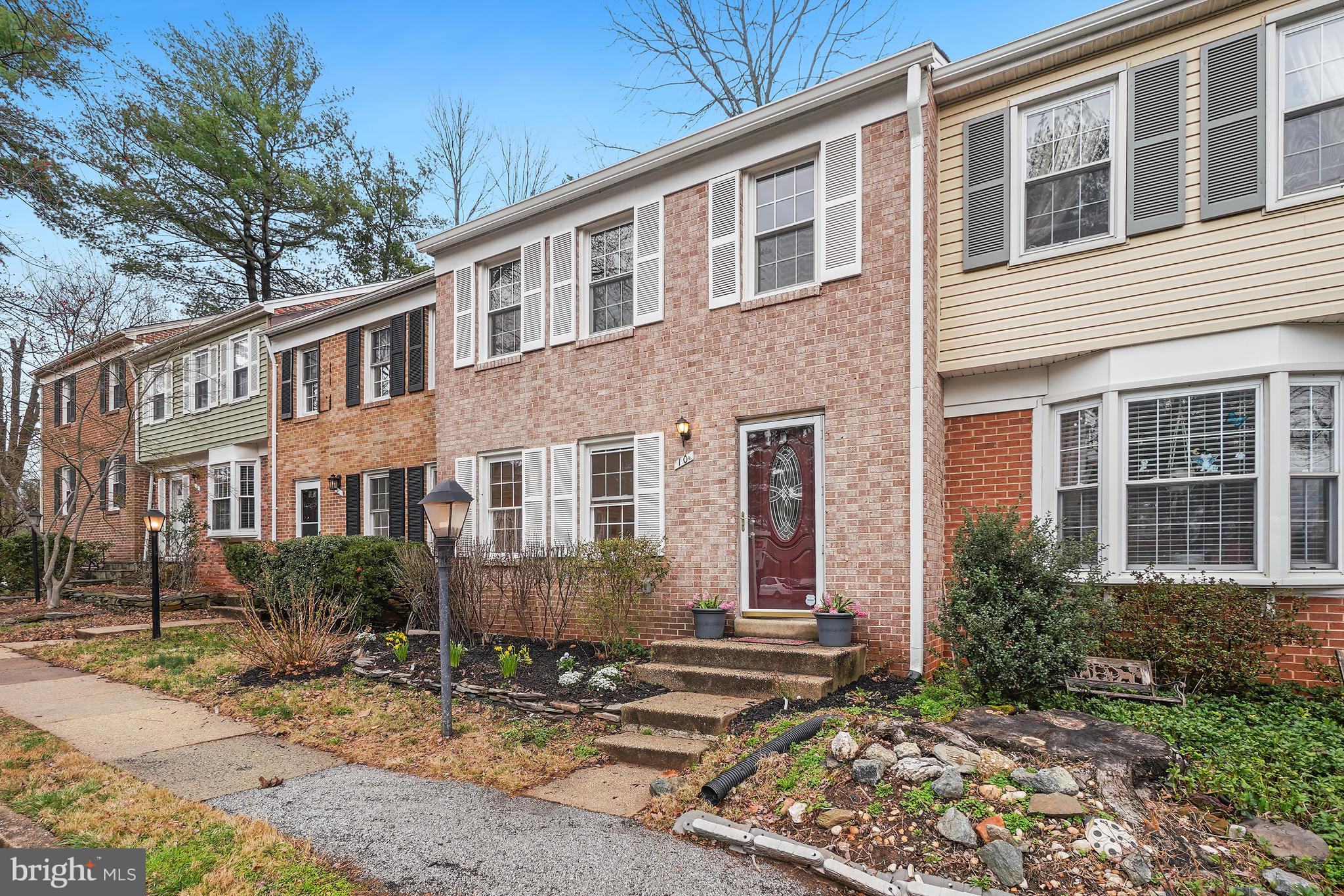 10 INGLESIDE COURT