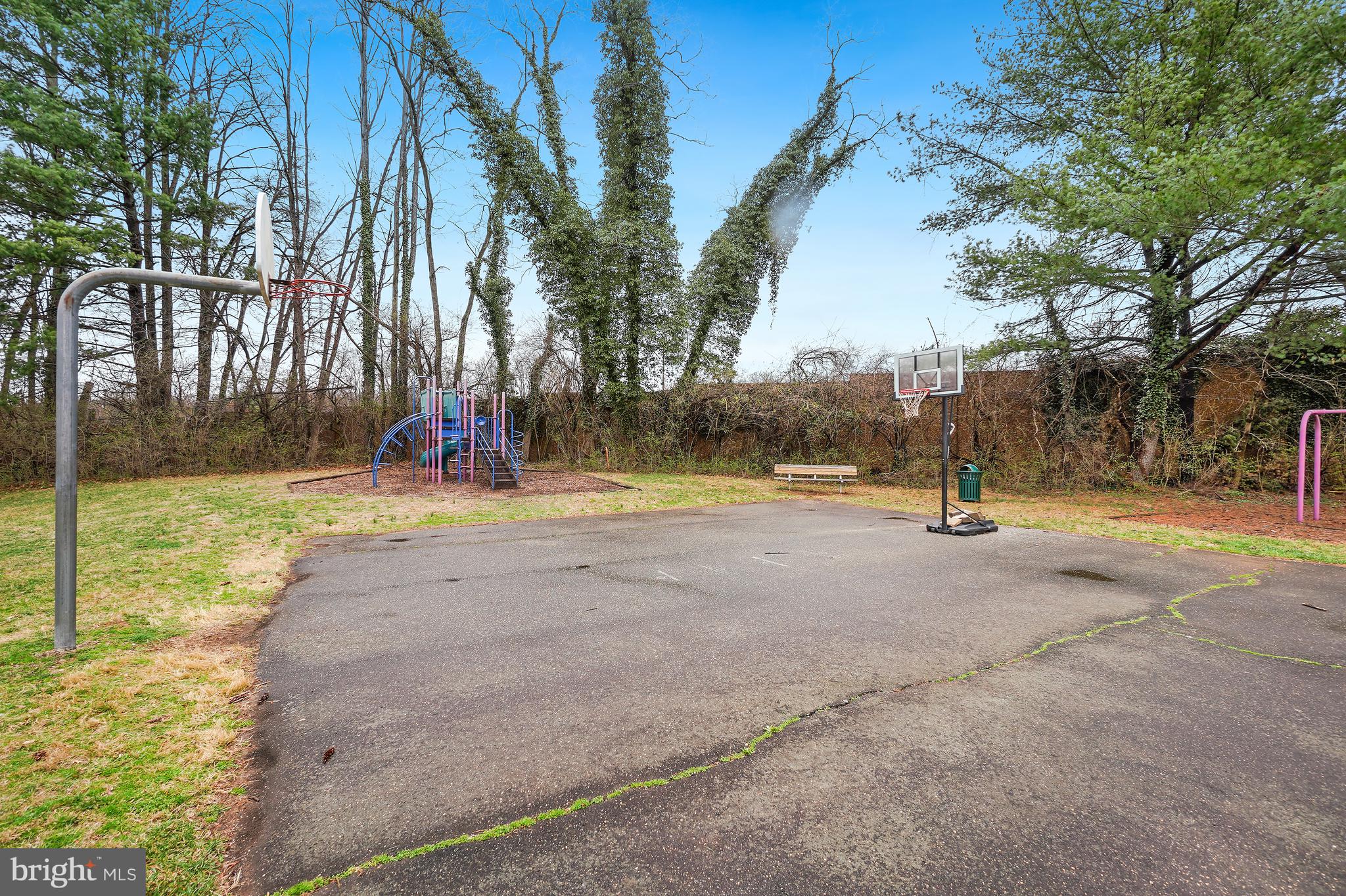 10 INGLESIDE COURT