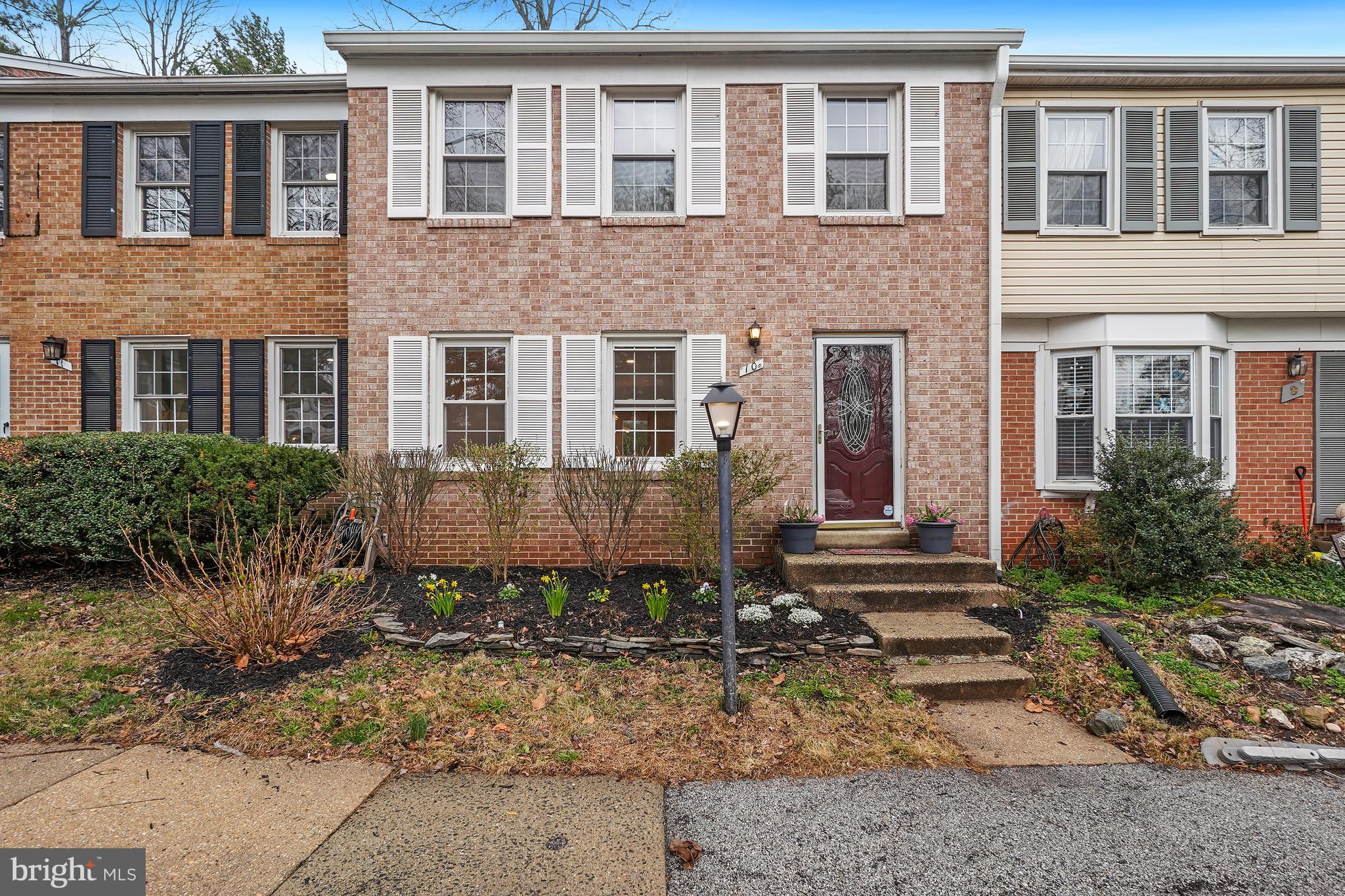 10 INGLESIDE COURT