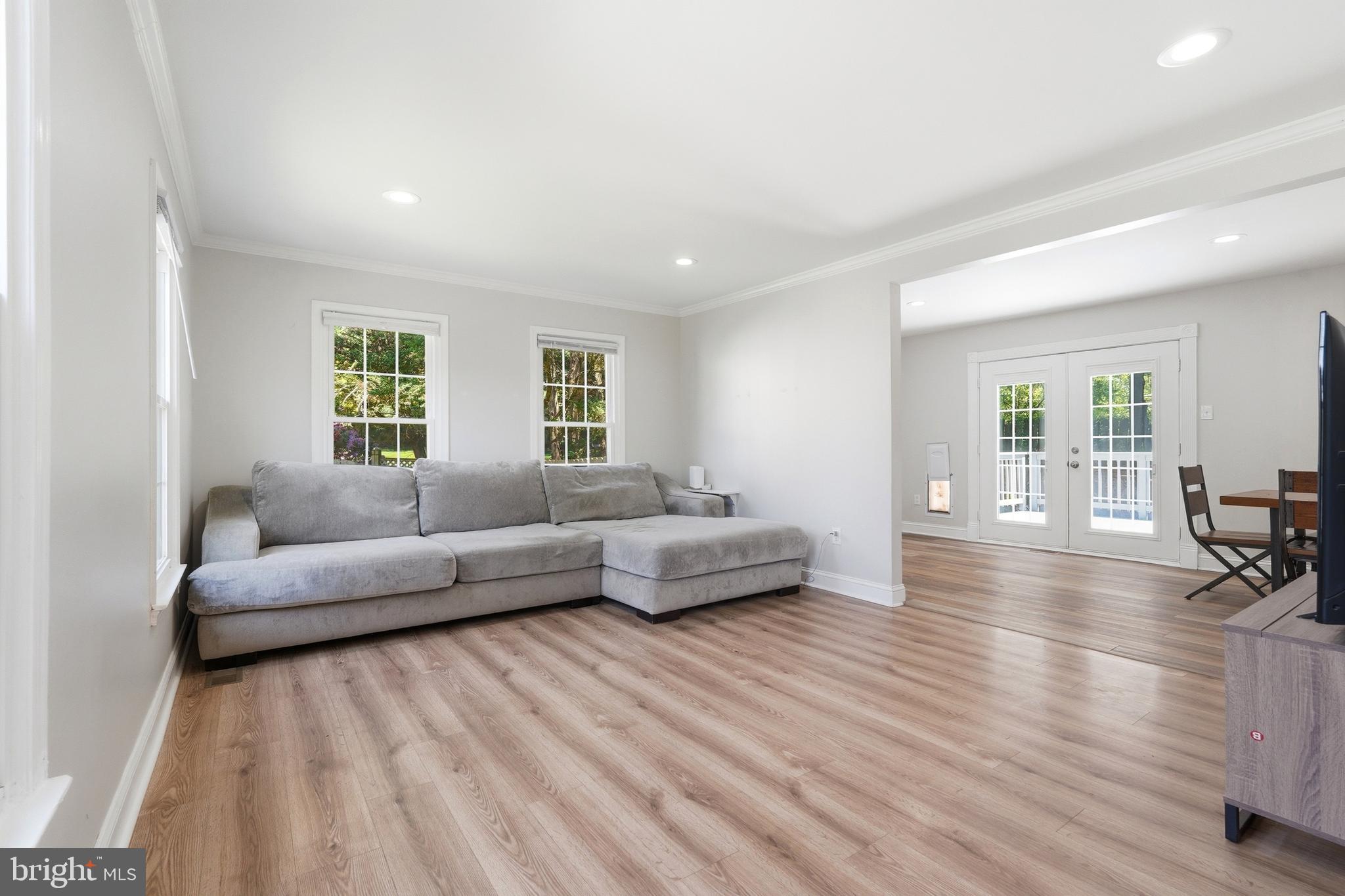 6 BOSTWICK COURT