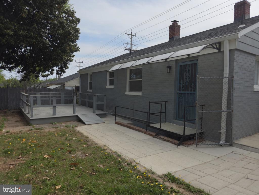 220 UNIVERSITY BOULEVARD E