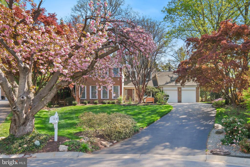 9 MAGIC MOUNTAIN COURT