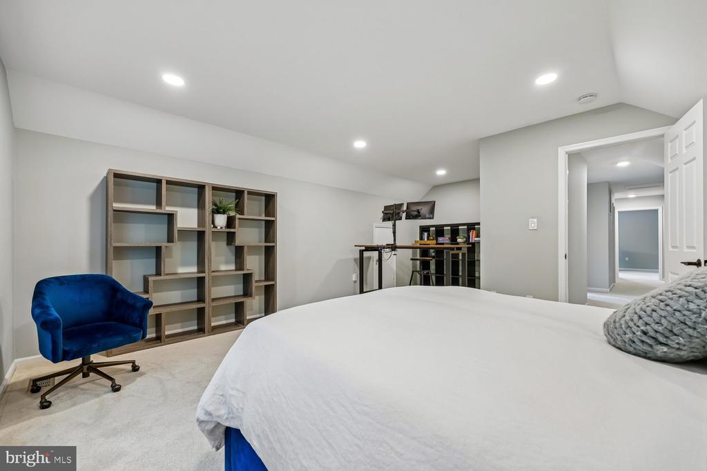 10 DAIRYFIELD COURT