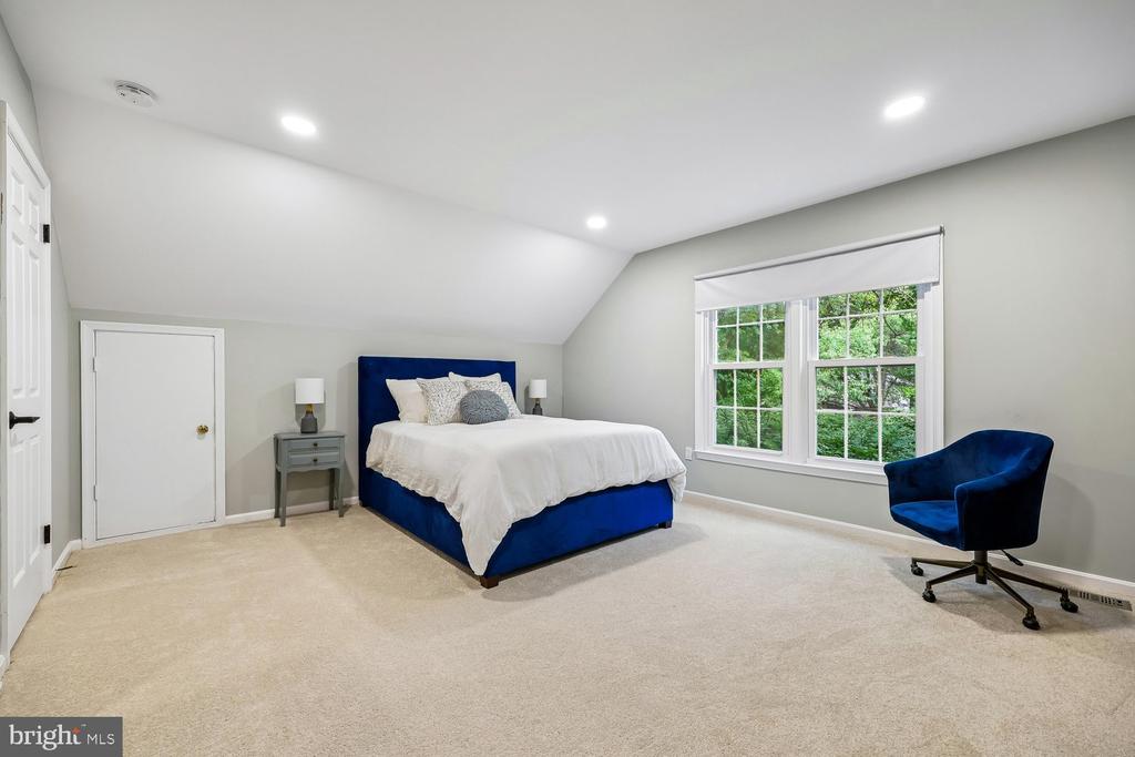 10 DAIRYFIELD COURT