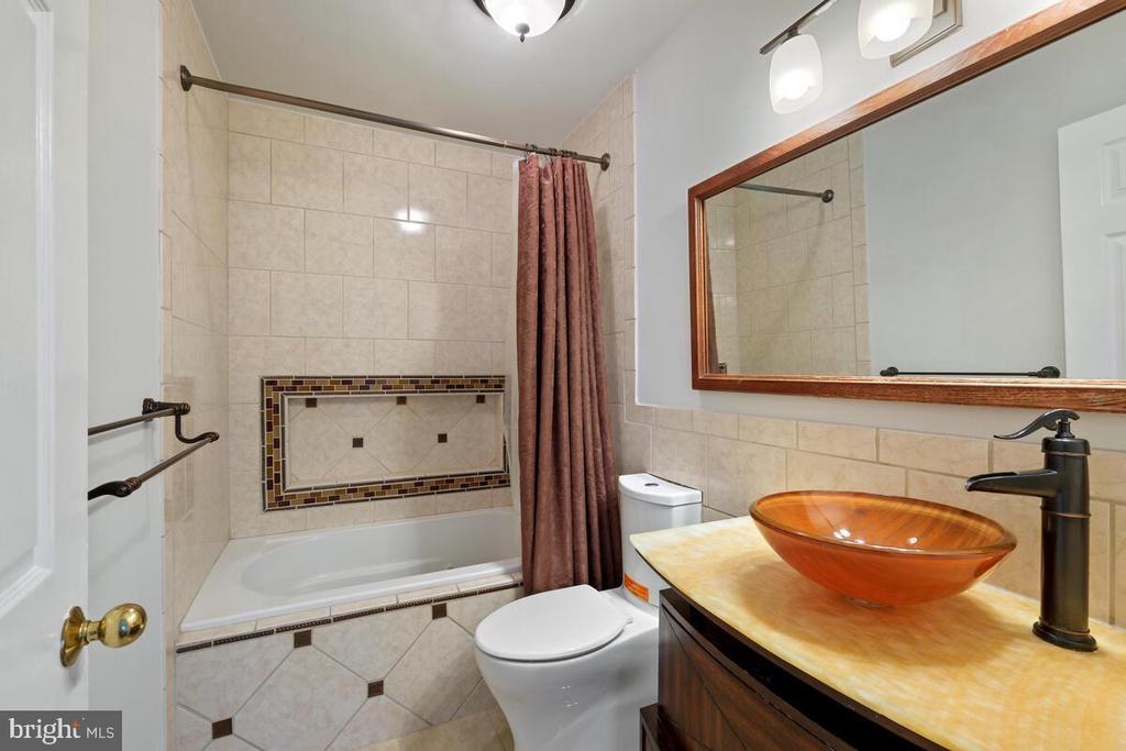 5716 CHAPMAN MILL DRIVE Unit: 200