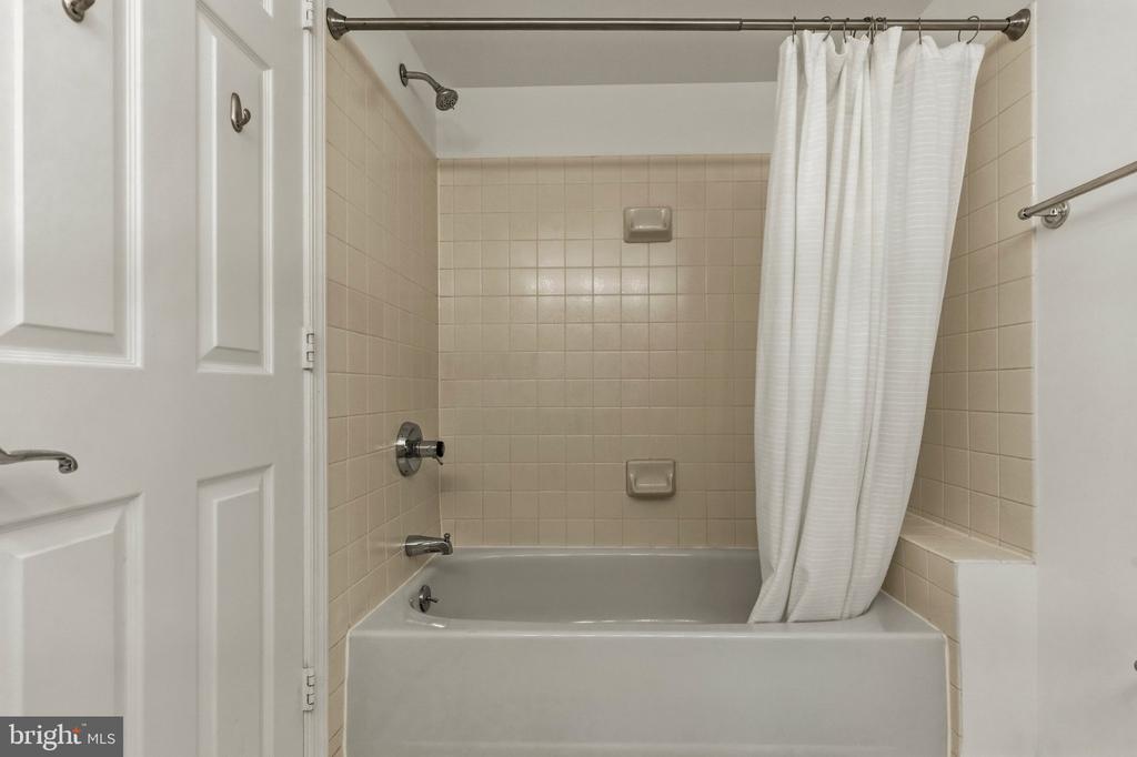 5809 NICHOLSON LANE Unit: 305