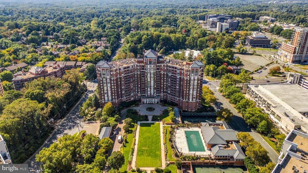 5809 NICHOLSON LANE Unit: 305