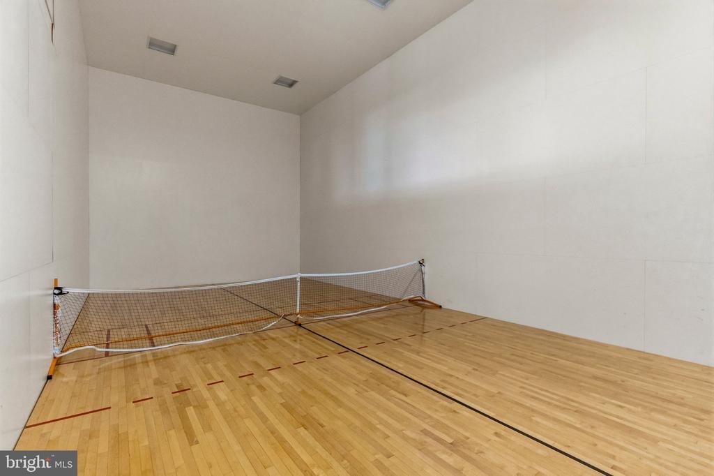 5809 NICHOLSON LANE Unit: 305