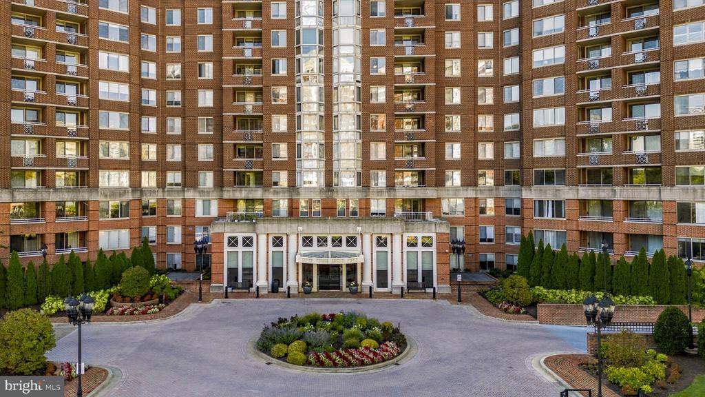 5809 NICHOLSON LANE Unit: 305