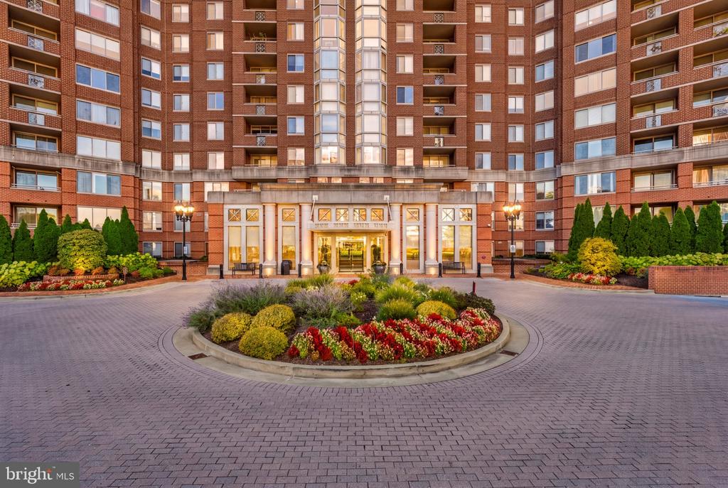 5809 NICHOLSON LANE Unit: 305