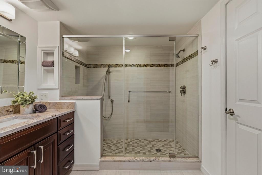 5809 NICHOLSON LANE Unit: 305