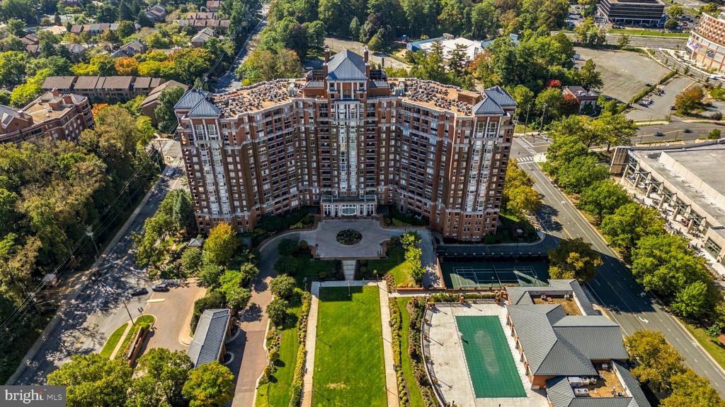 5809 NICHOLSON LANE Unit: 305