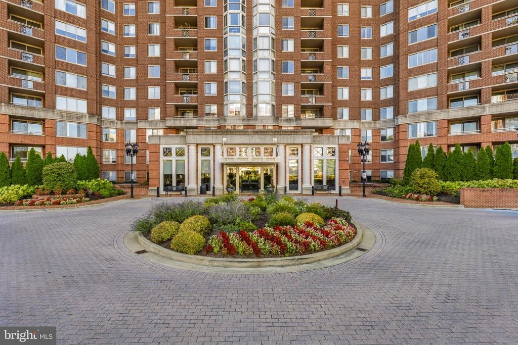 5809 NICHOLSON LANE Unit: 305