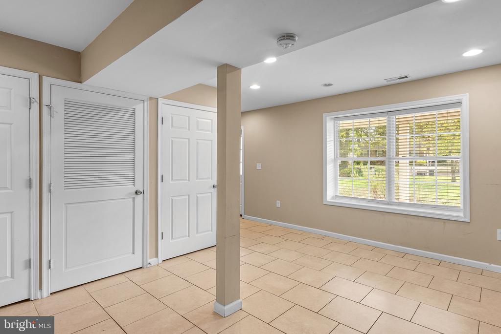 2559 OAK GLEN WAY