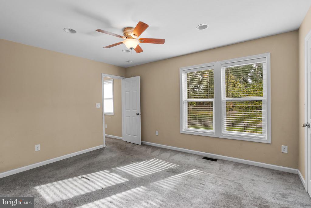 2559 OAK GLEN WAY