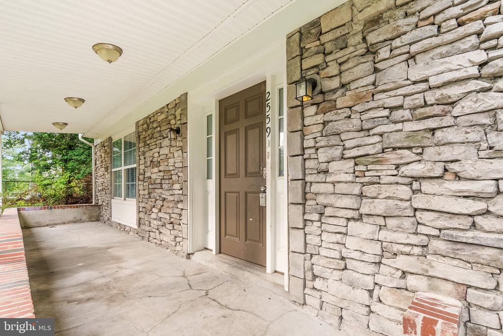 2559 OAK GLEN WAY