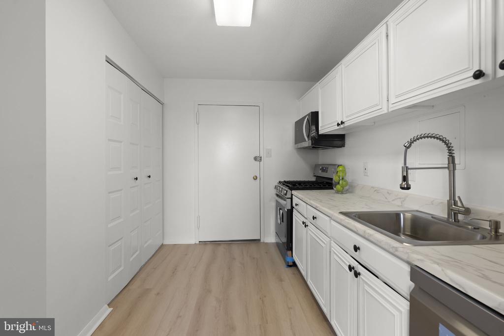 6100 WESTCHESTER PARK DRIVE Unit: 1117