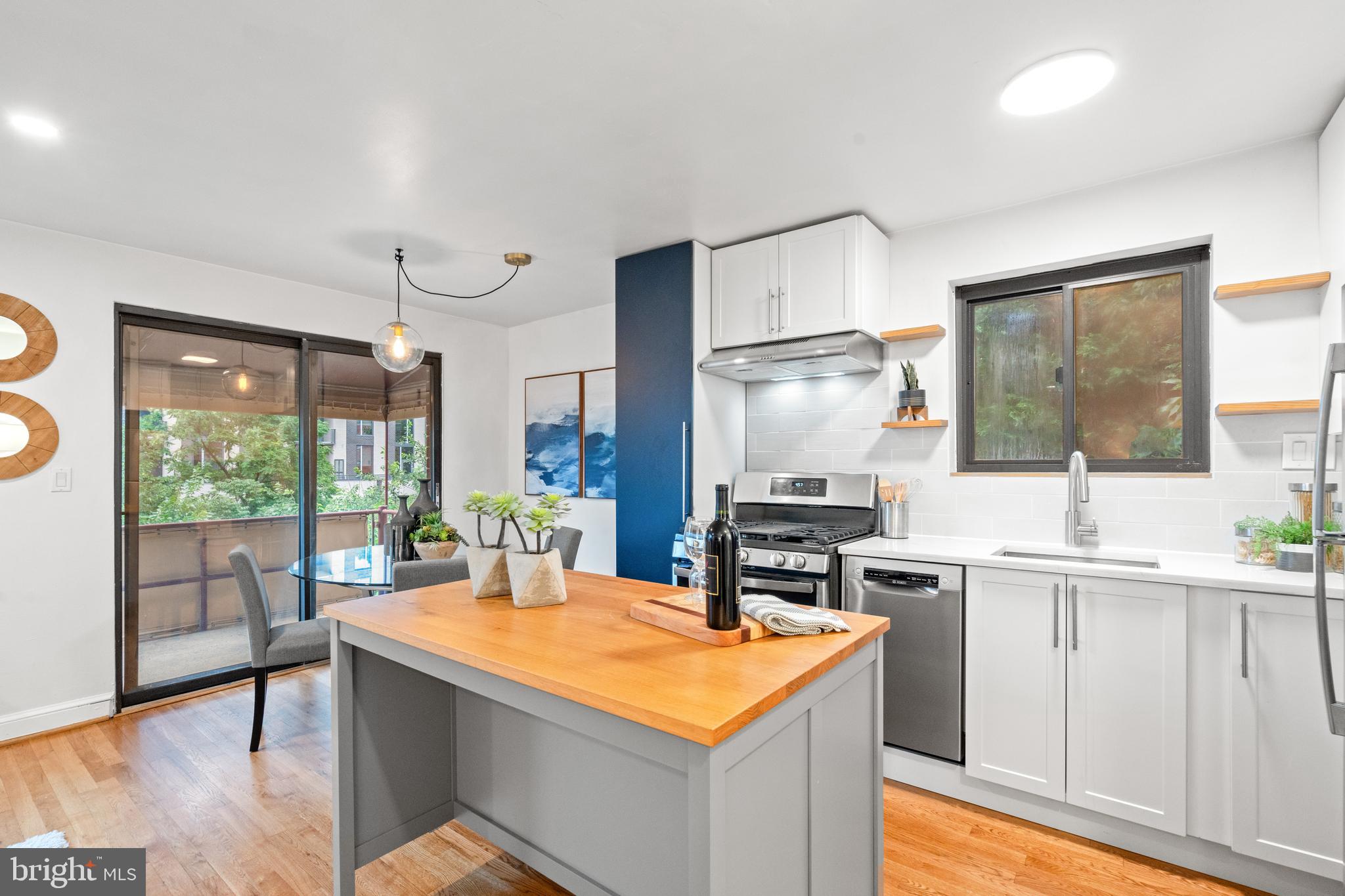 1563 N COLONIAL TERRACE 401-Z