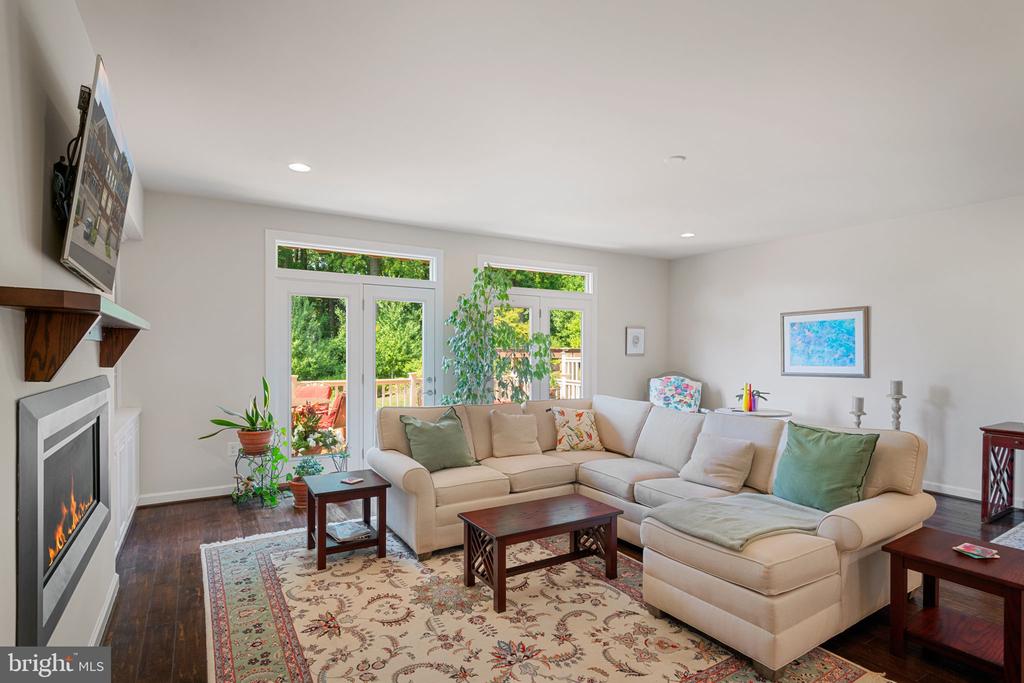 7205 HOLYWELL LANE