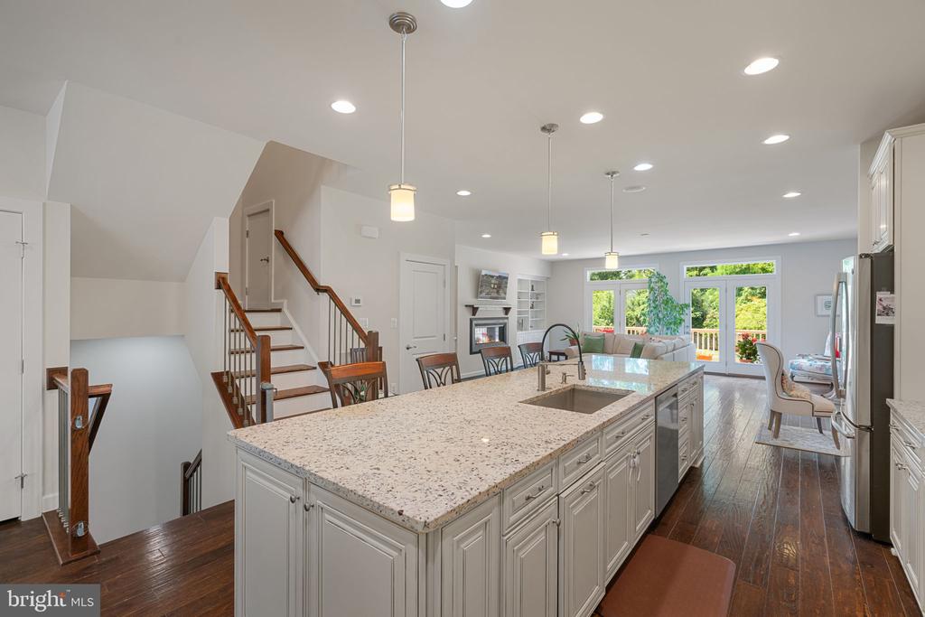 7205 HOLYWELL LANE