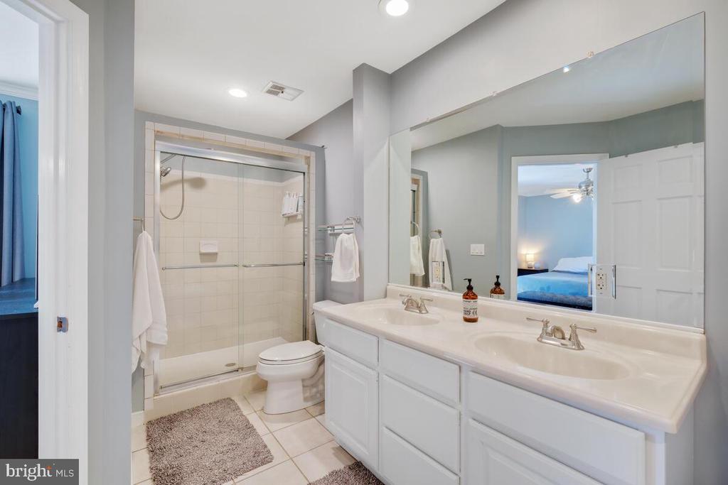 9207 ROBIN LYNN COURT