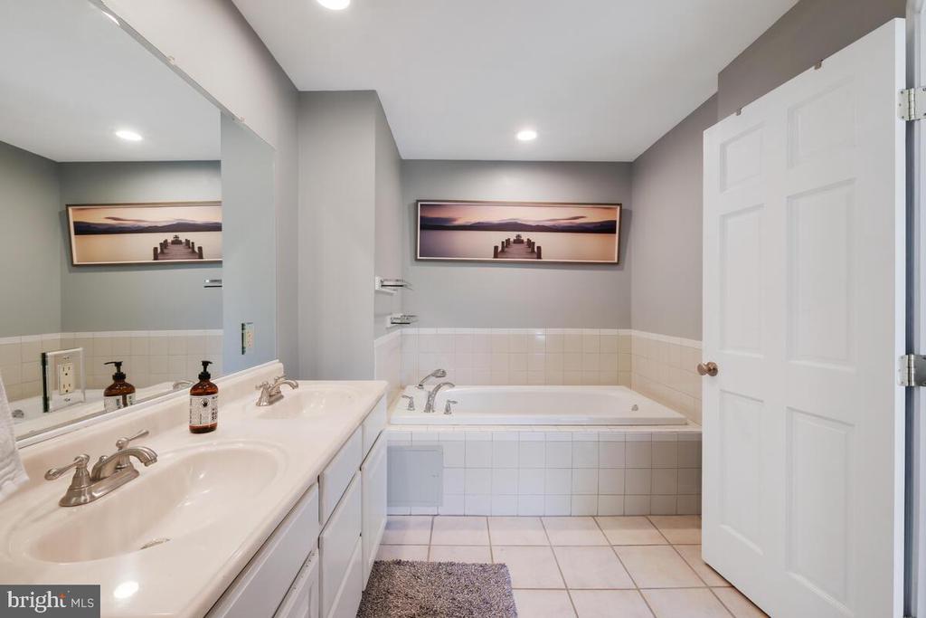 9207 ROBIN LYNN COURT