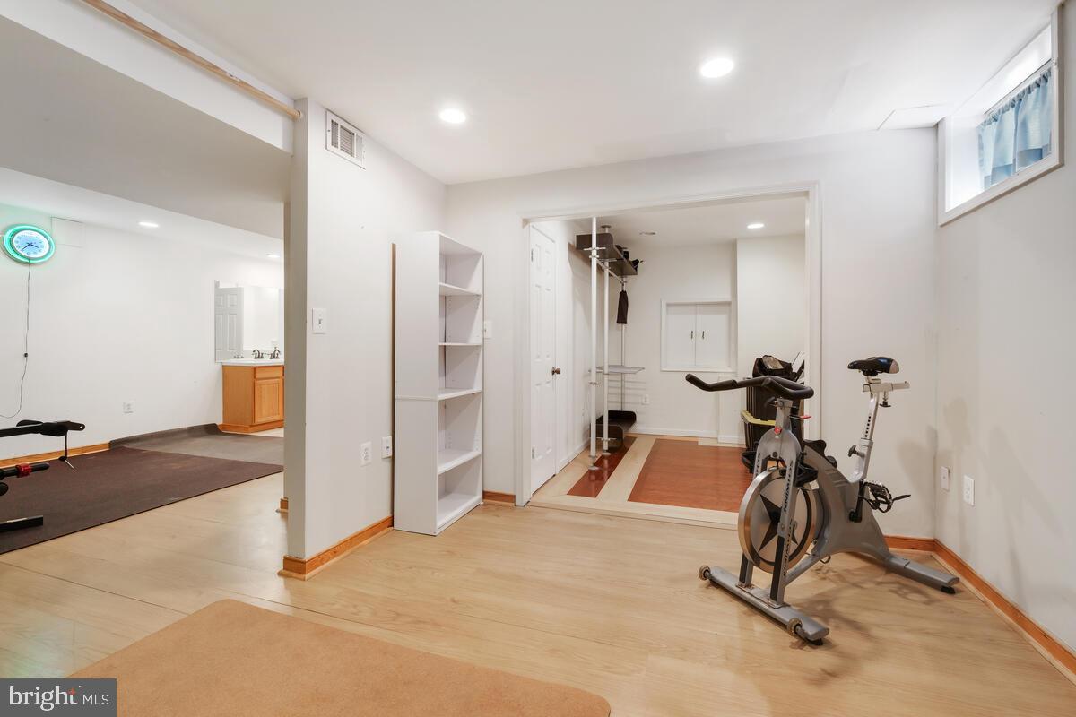 9207 ROBIN LYNN COURT