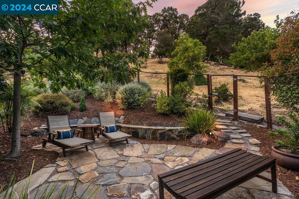 1280 Summit Road