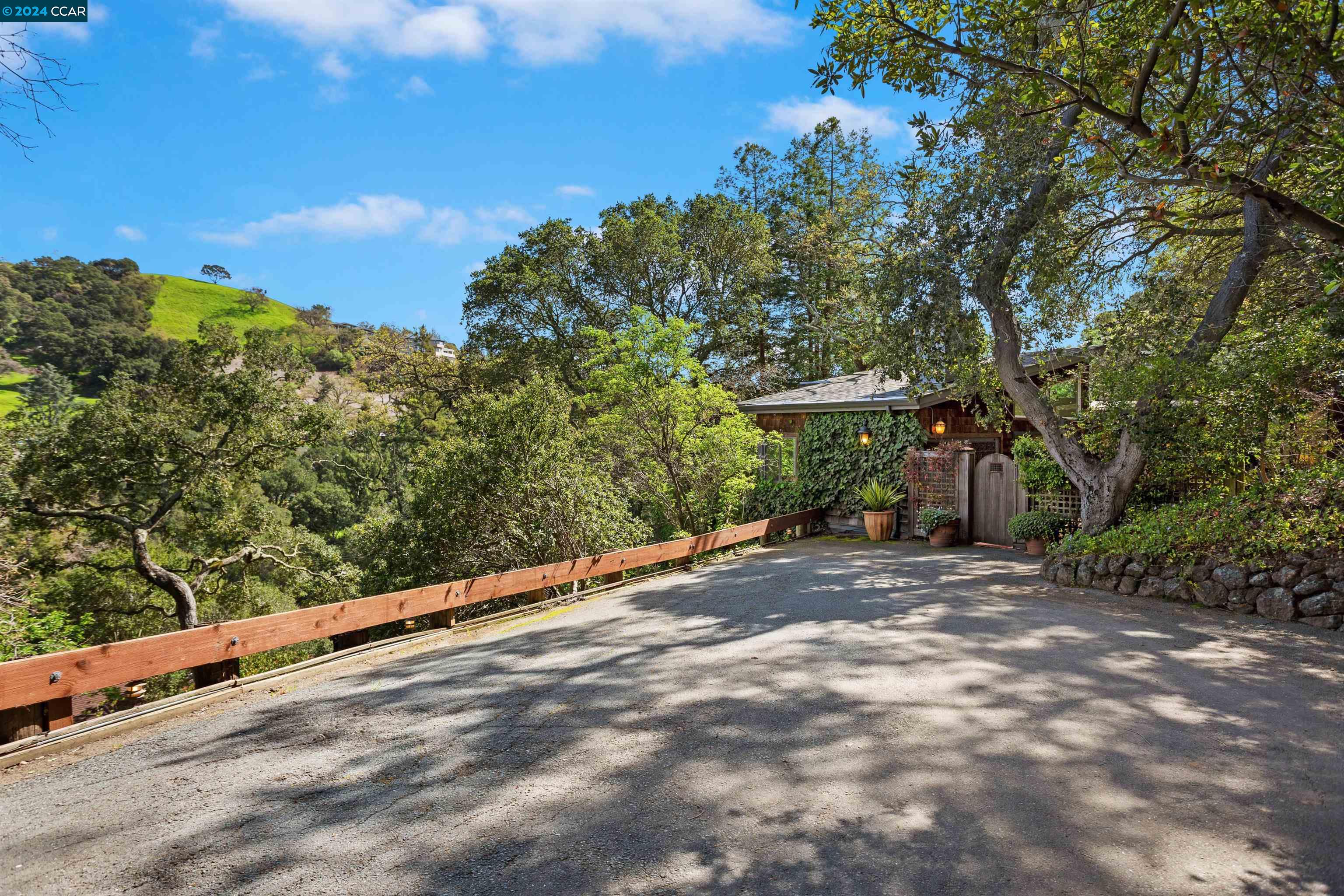 1749 Toyon Rd