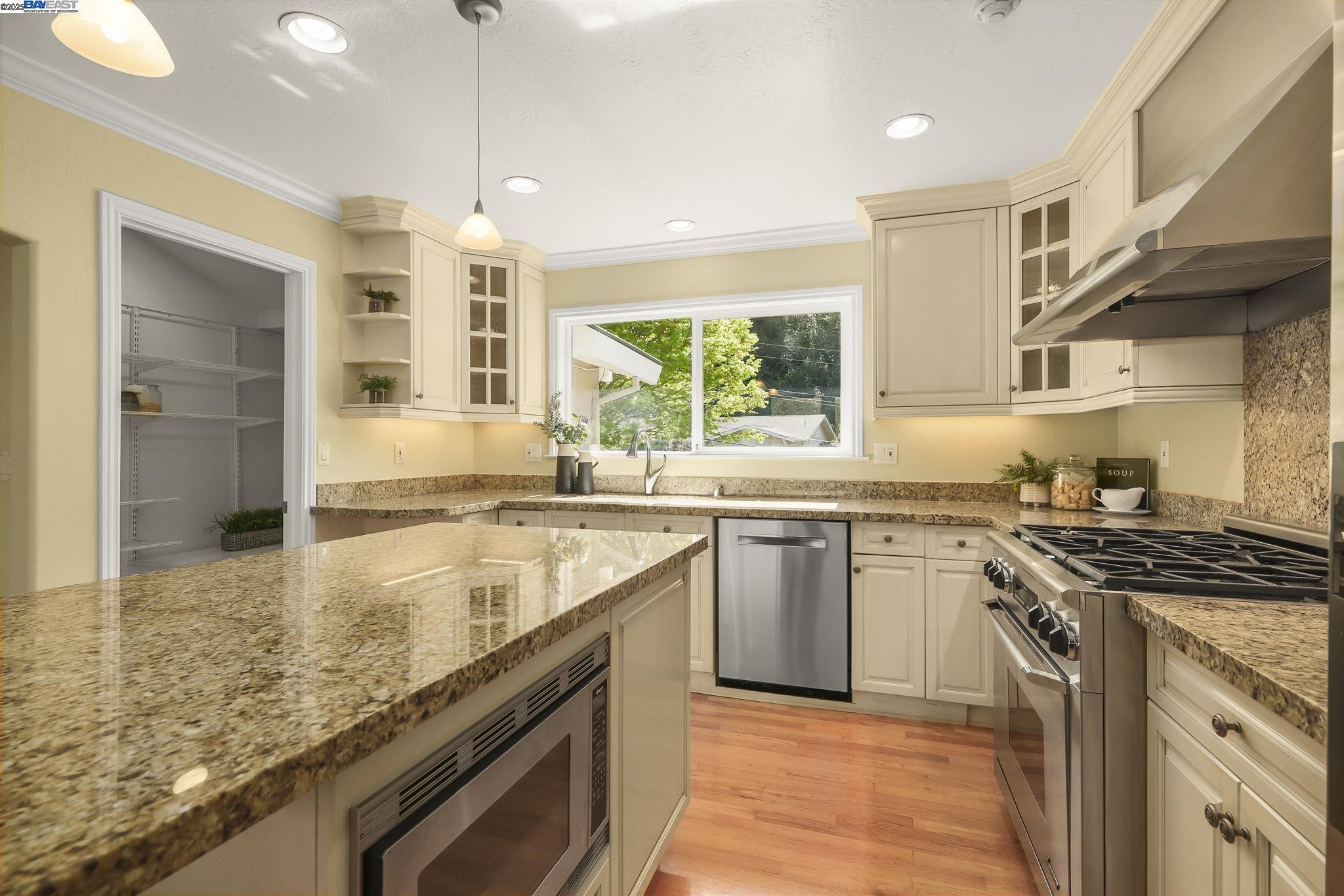 10 Easton Ct