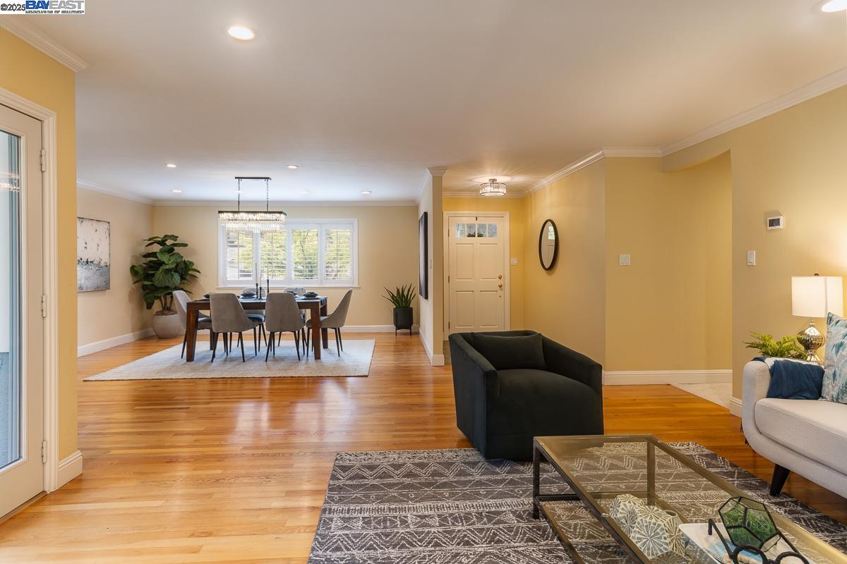 10 Easton Ct