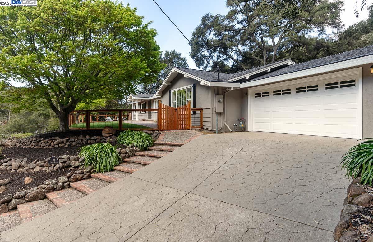 10 Easton Ct