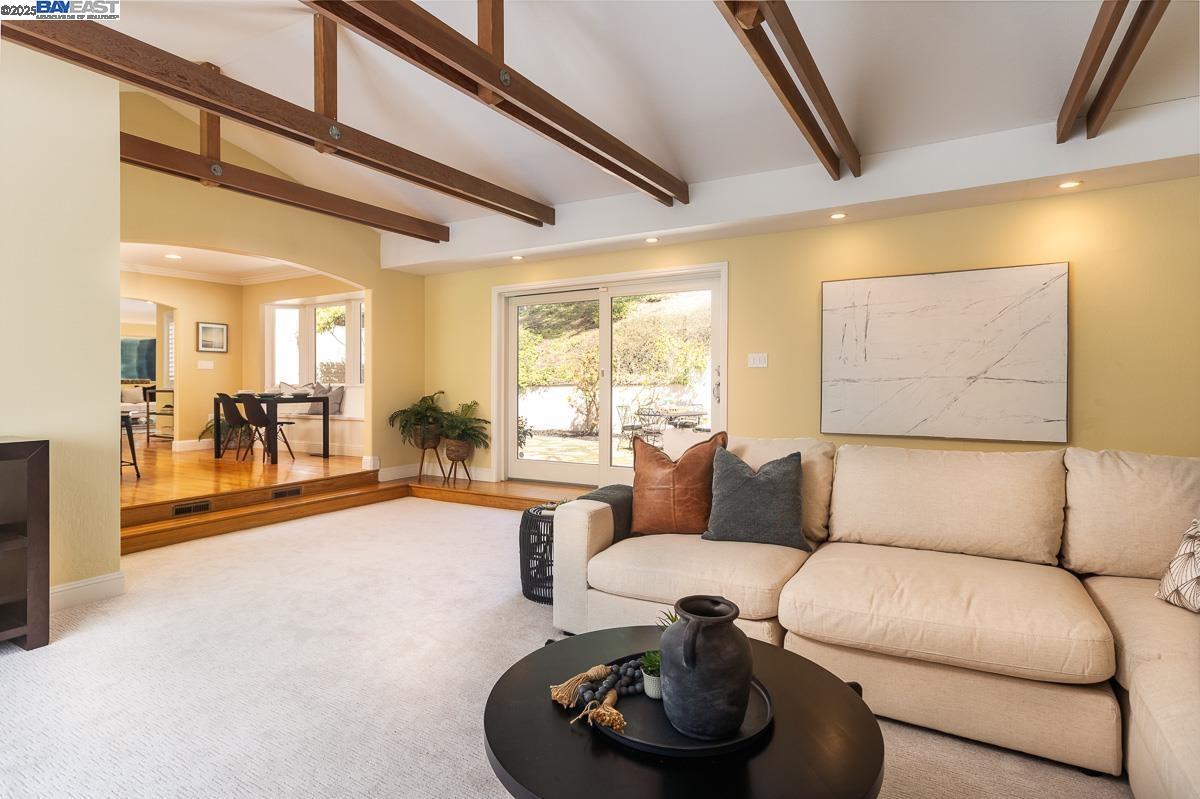 10 Easton Ct