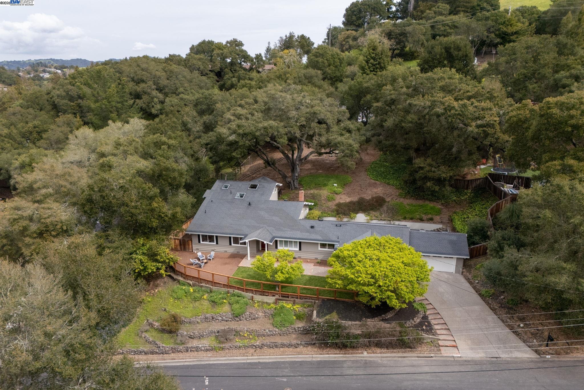 10 Easton Ct