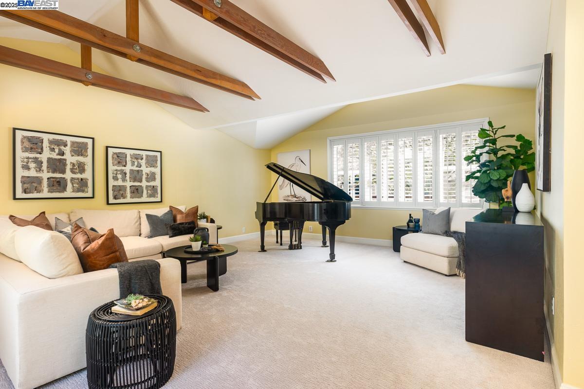 10 Easton Ct