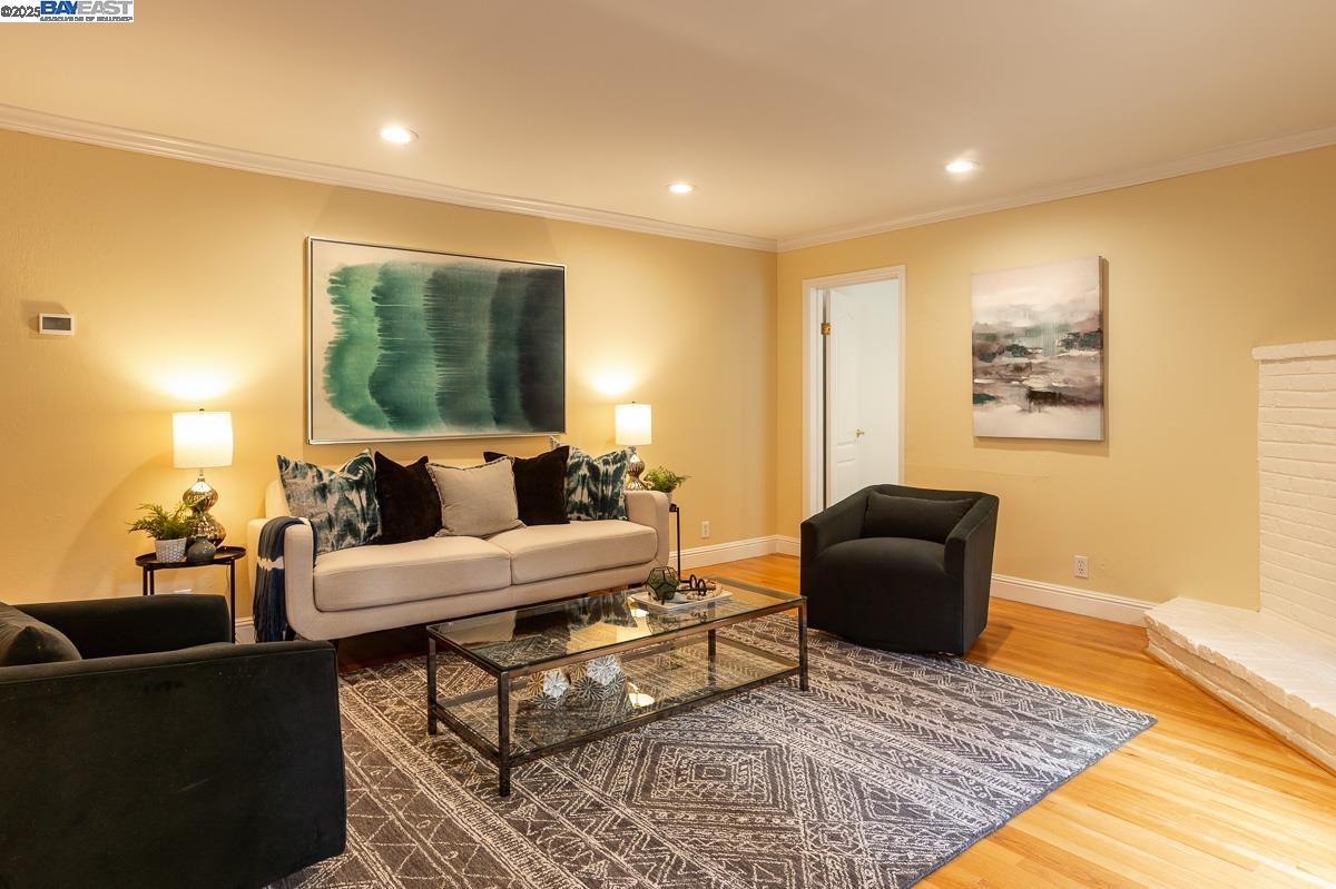10 Easton Ct