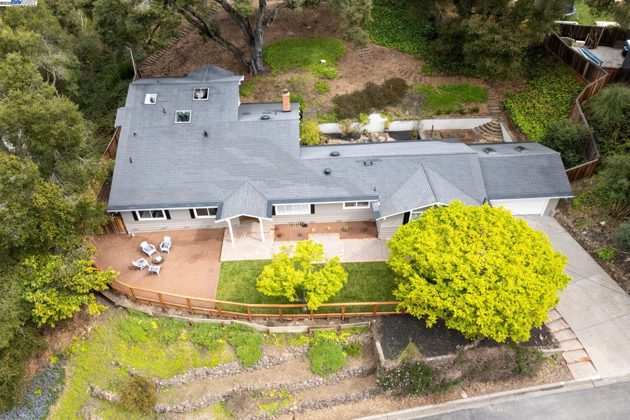 10 Easton Ct