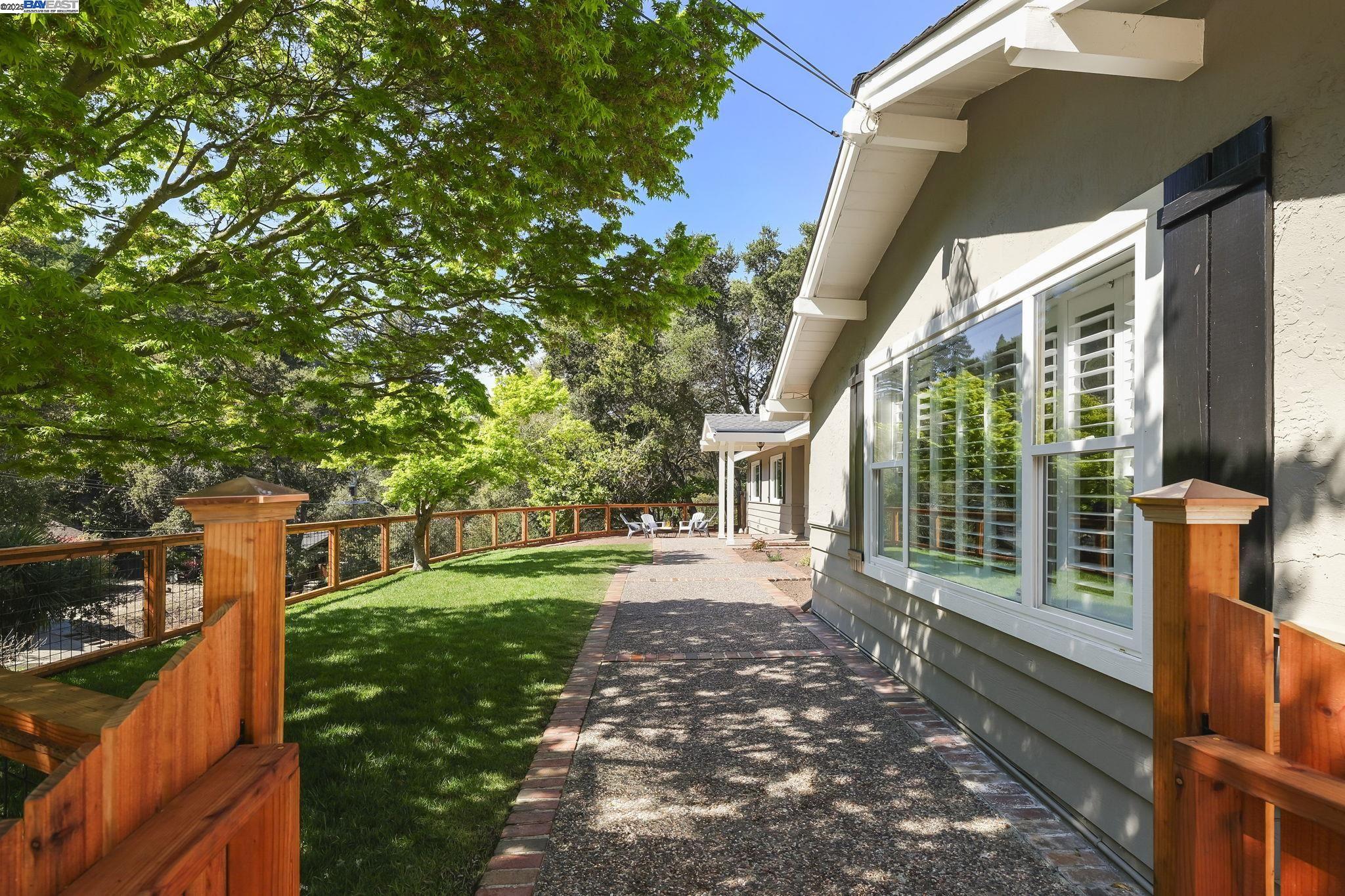 10 Easton Ct