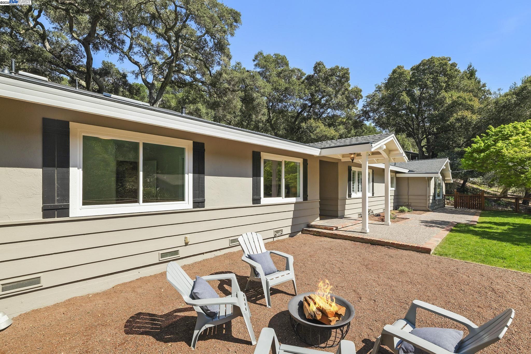 10 Easton Ct