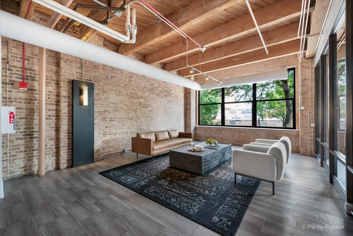 1040 W Adams Street Unit: 104