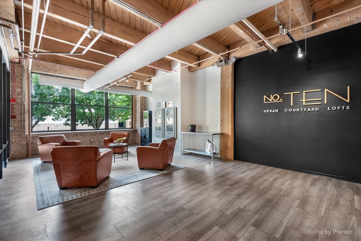 1040 W Adams Street Unit: 104