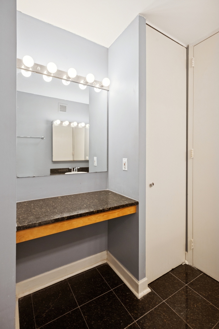30 E Huron Street Unit: 1702