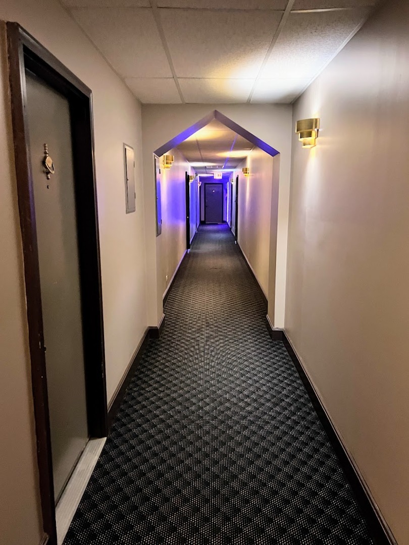 3933 N Clarendon Avenue Unit: 402